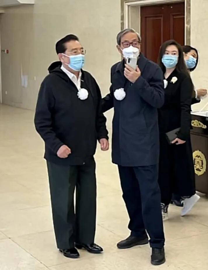 告別儀式合影曝光，李雙江白雪董文華神情嚴肅，黃宏笑容惹爭議(圖7)