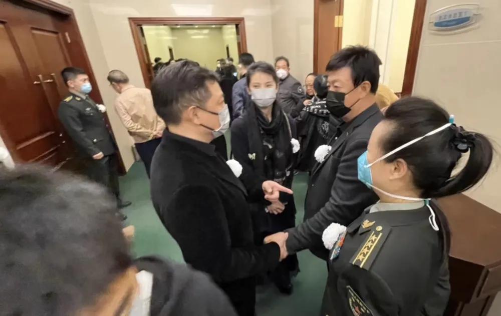 告別儀式合影曝光，李雙江白雪董文華神情嚴肅，黃宏笑容惹爭議(圖18)