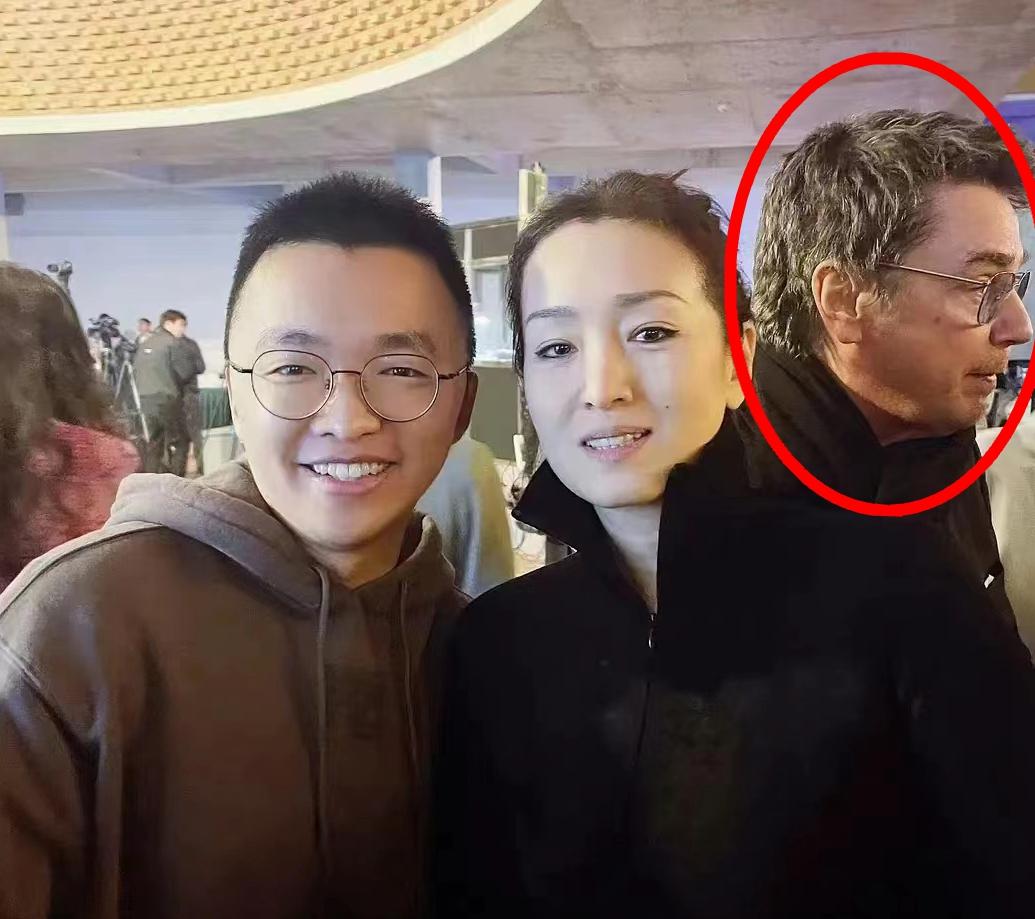 鞏俐夫婦陪法國總統訪華，看到黃渤逗樂馬克龍，鼓掌笑出表情包(圖17)