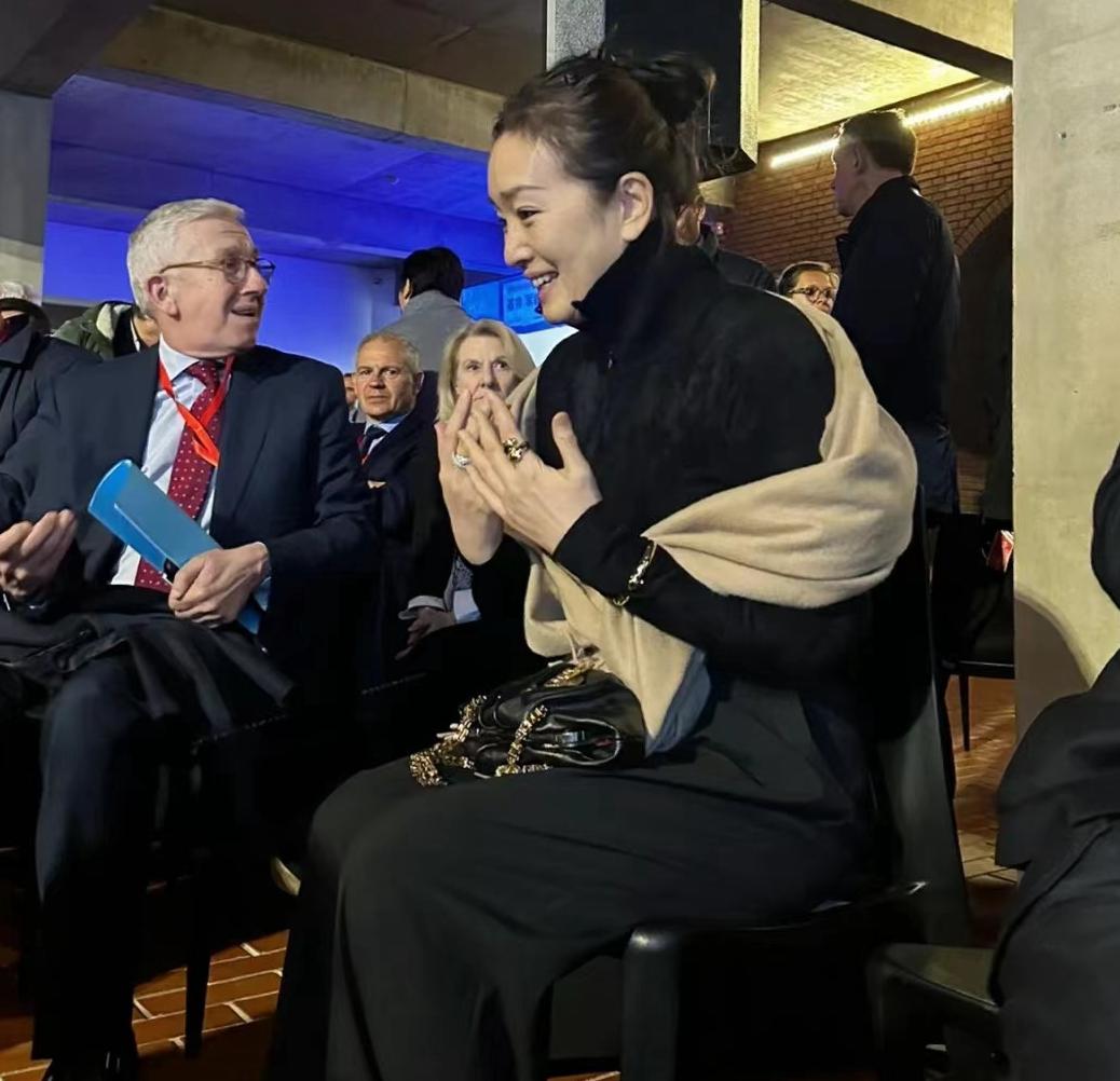鞏俐夫婦陪法國總統訪華，看到黃渤逗樂馬克龍，鼓掌笑出表情包(圖13)